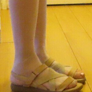 Born Yellow Comfy Strap Sandals, size 7W